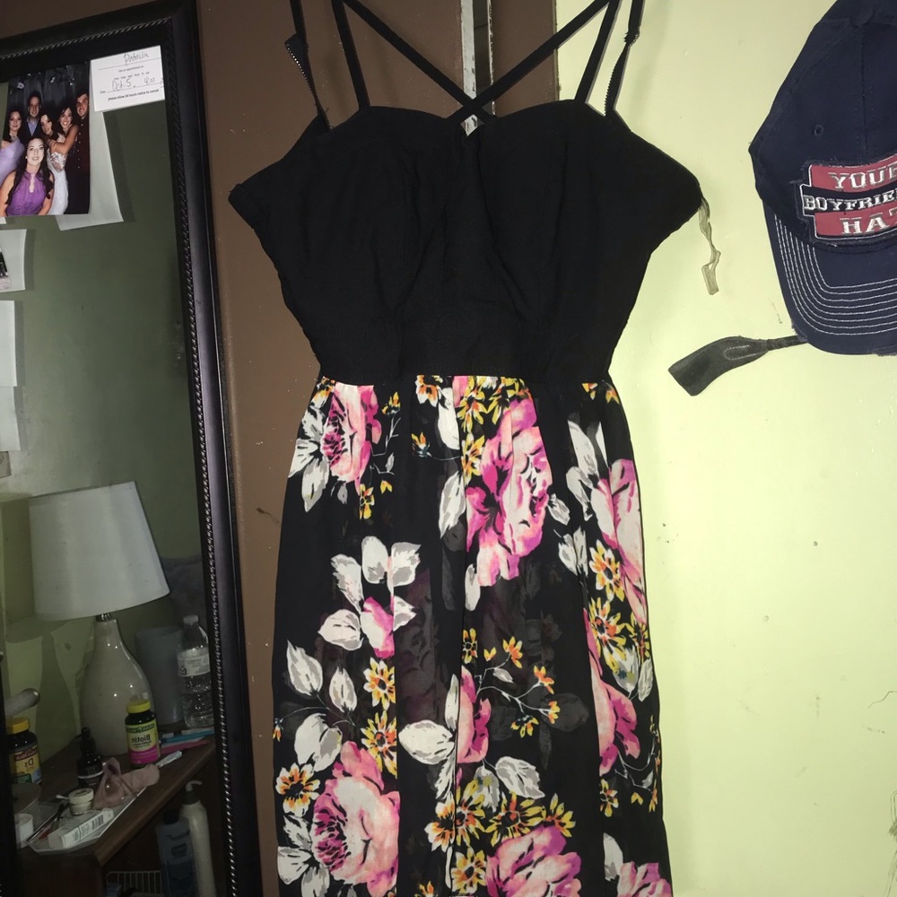 Adorable floral dress! High low and built in padding.